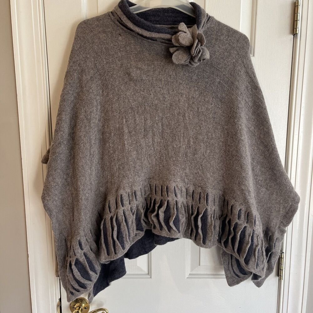 Aine Ireland ladies 100% lambswool poncho Kimono shawl gray blue one size